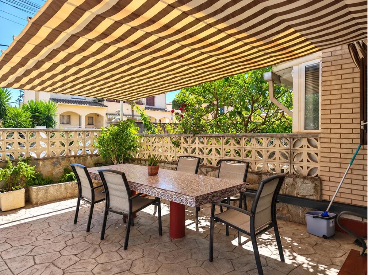 Shaded terrace at a ground-floor flat in Cambrils