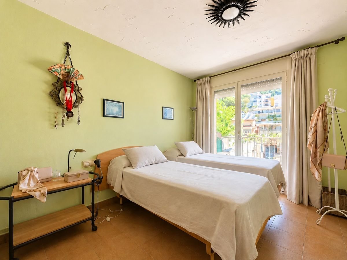 Twin bedroom with balcony
